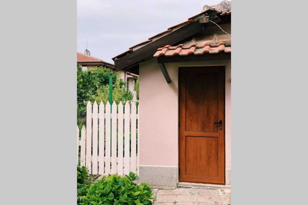 Willa Cute Little House With A White Picket Fence Burgas Zewnętrze zdjęcie